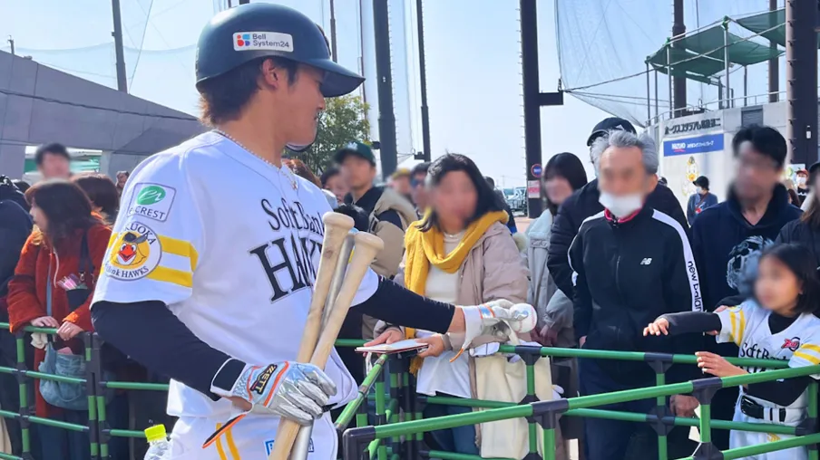 選手からサインボールをプレゼント☆