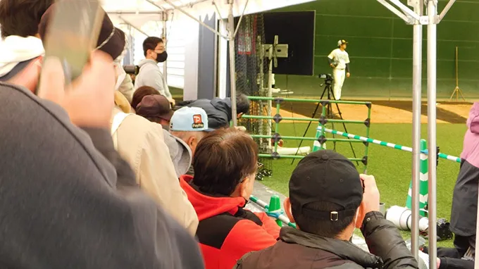 屋内練習場（ブルペン練習見学）