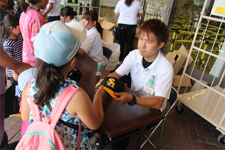 8月7試合でレプリカキャップを計1万500名様へプレゼント 8月7試合でレプリカキャップを計1万500名様へプレゼント