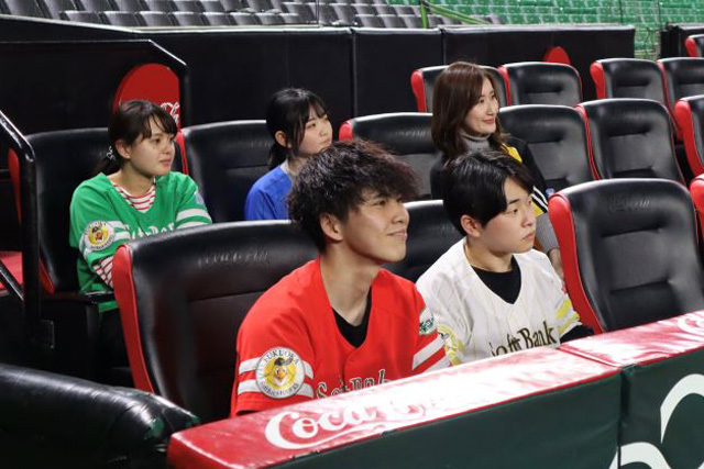 試合前に大人気のコカ・コーラシートで練習を見学♪ | 福岡