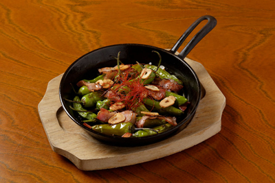 獅子唐とベーコンのペペロンチーノ