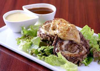 ロールステーキのフォアグラのせ　チーズソース添え