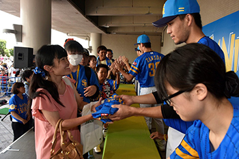 選手ユニフォーム手渡し＆ハイタッチ