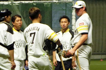 スチュワートJr.投手、中村晃選手らを相手に打撃投手 | 福岡