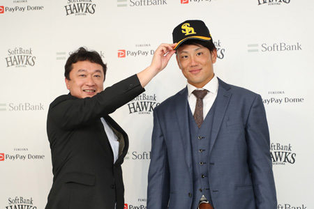 背番号は13 中谷選手が入団会見 やってやるぞ 福岡ソフトバンクホークス
