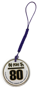 球団創設80周年ロゴがデザインされた限定アイテム(非売品)のアクリルストラップ