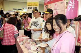 【新品】今宮健太選手 福岡ソフトバンクホークス 2024 ピンクリボンタカガール Amazon.co.jp: 福岡ソフトバンクホークス ピンクフルデー 今宮