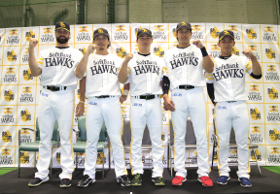 柳田悠岐（福岡ソフトバンクホークス）前日MVPの清宮にバットを